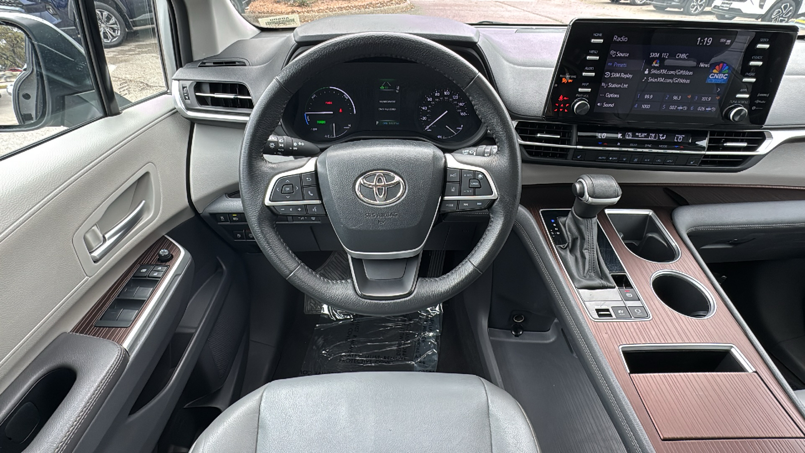 2023 Toyota Sienna XLE 19