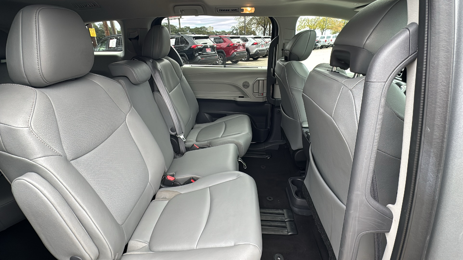 2023 Toyota Sienna XLE 32