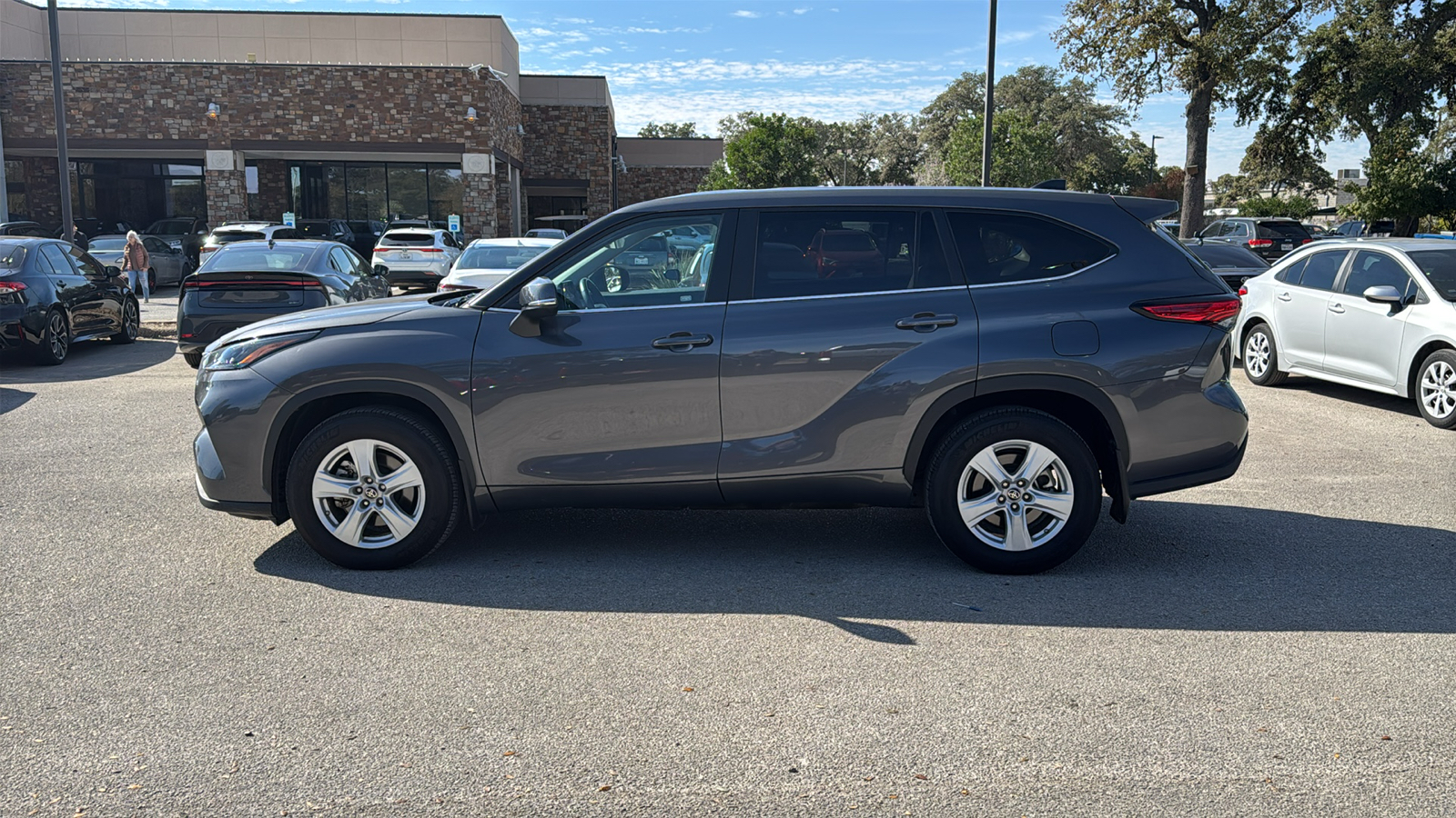 2023 Toyota Highlander LE 4