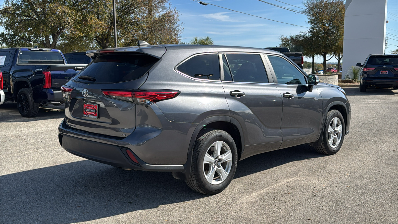 2023 Toyota Highlander LE 7