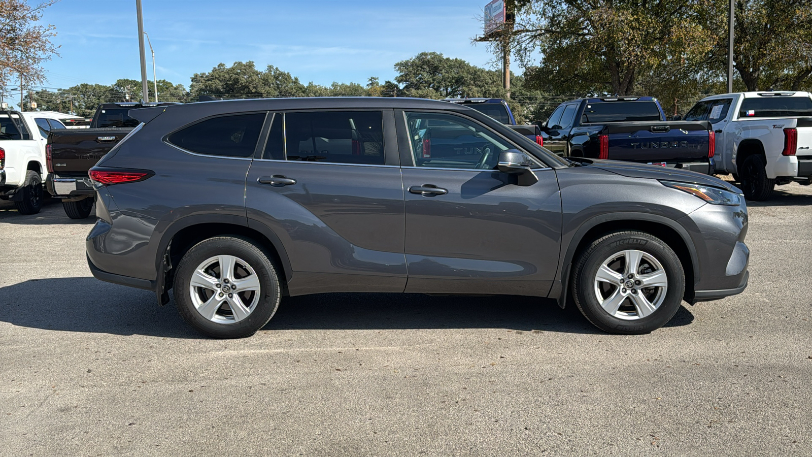 2023 Toyota Highlander LE 8