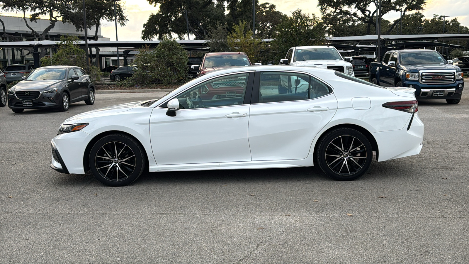 2022 Toyota Camry SE 4