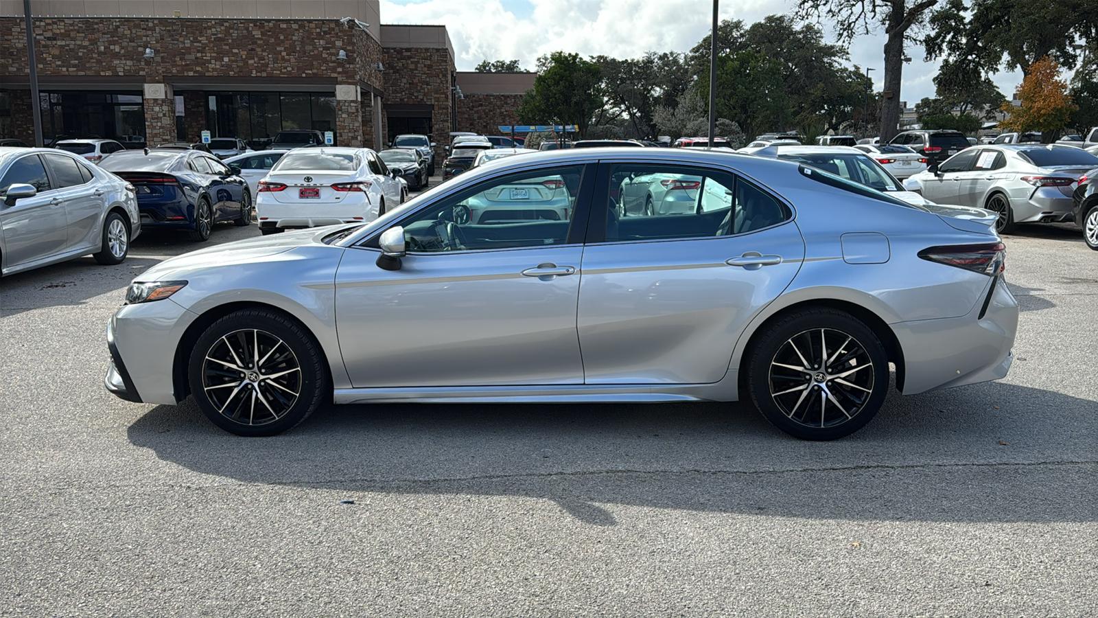 2022 Toyota Camry SE 4