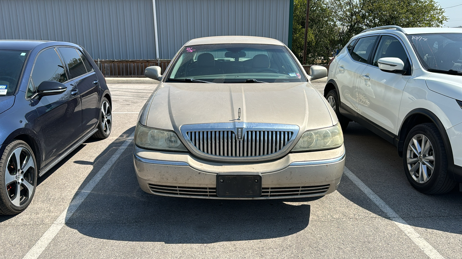 2005 Lincoln Town Car Signature 2