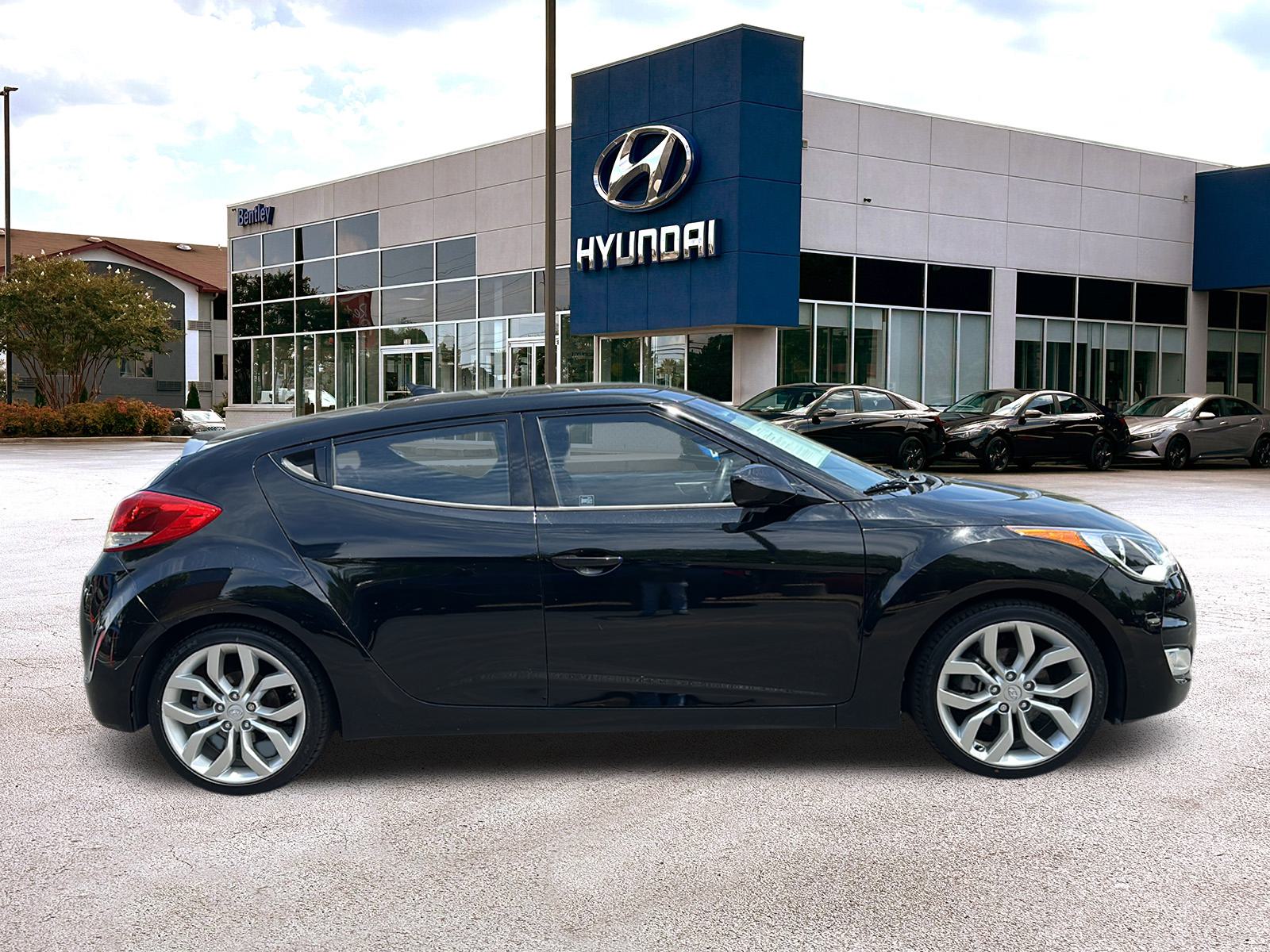 2012 Hyundai Veloster w/Red Int 6