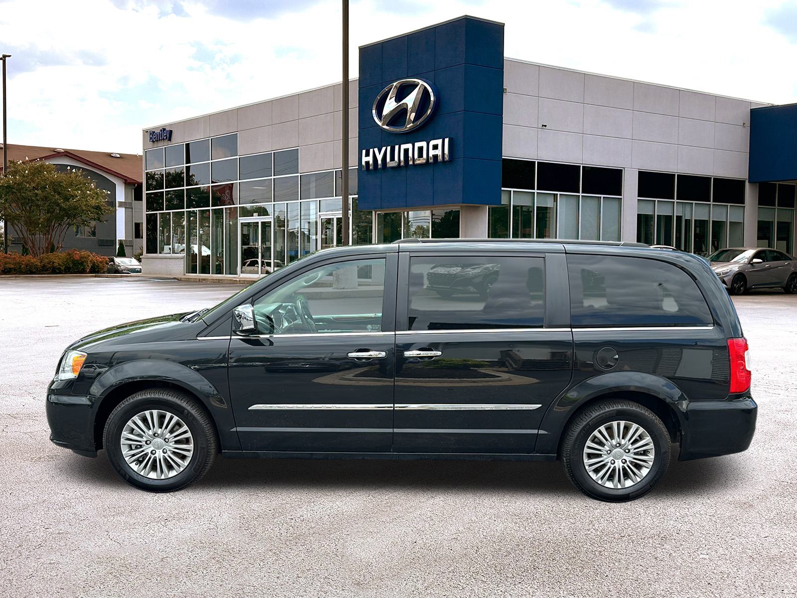 2015 Chrysler Town & Country Touring-L 2