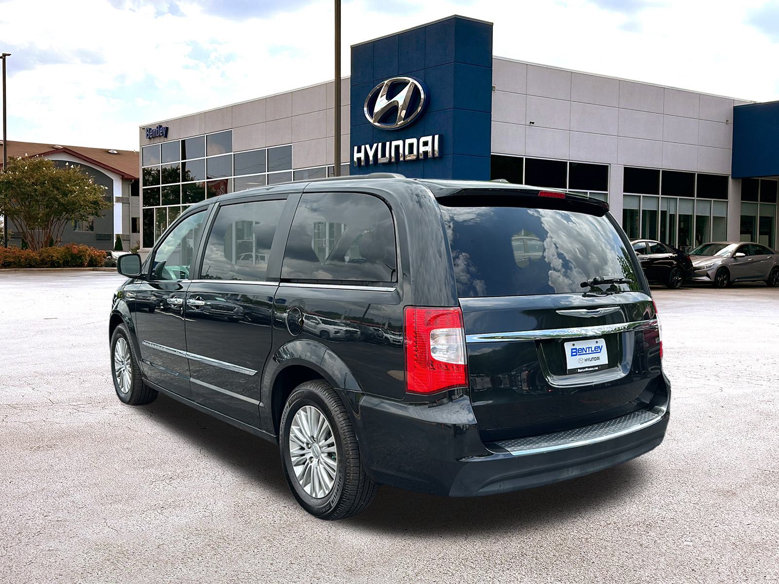 2015 Chrysler Town & Country Touring-L 3