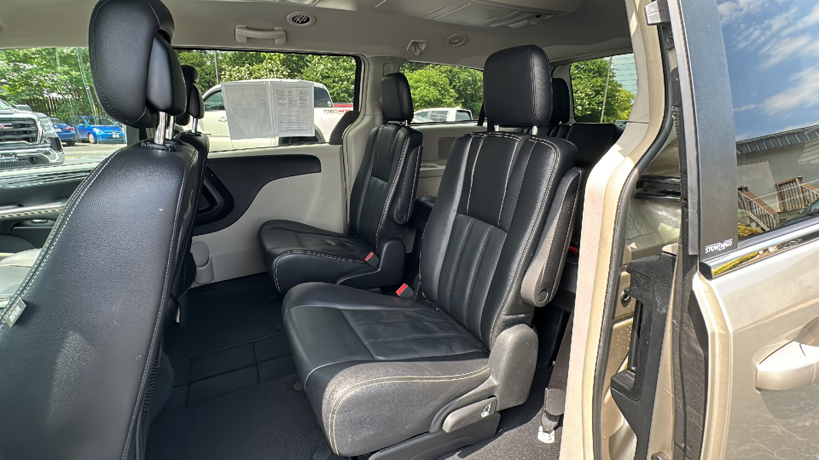 2014 Chrysler Town & Country Touring 11