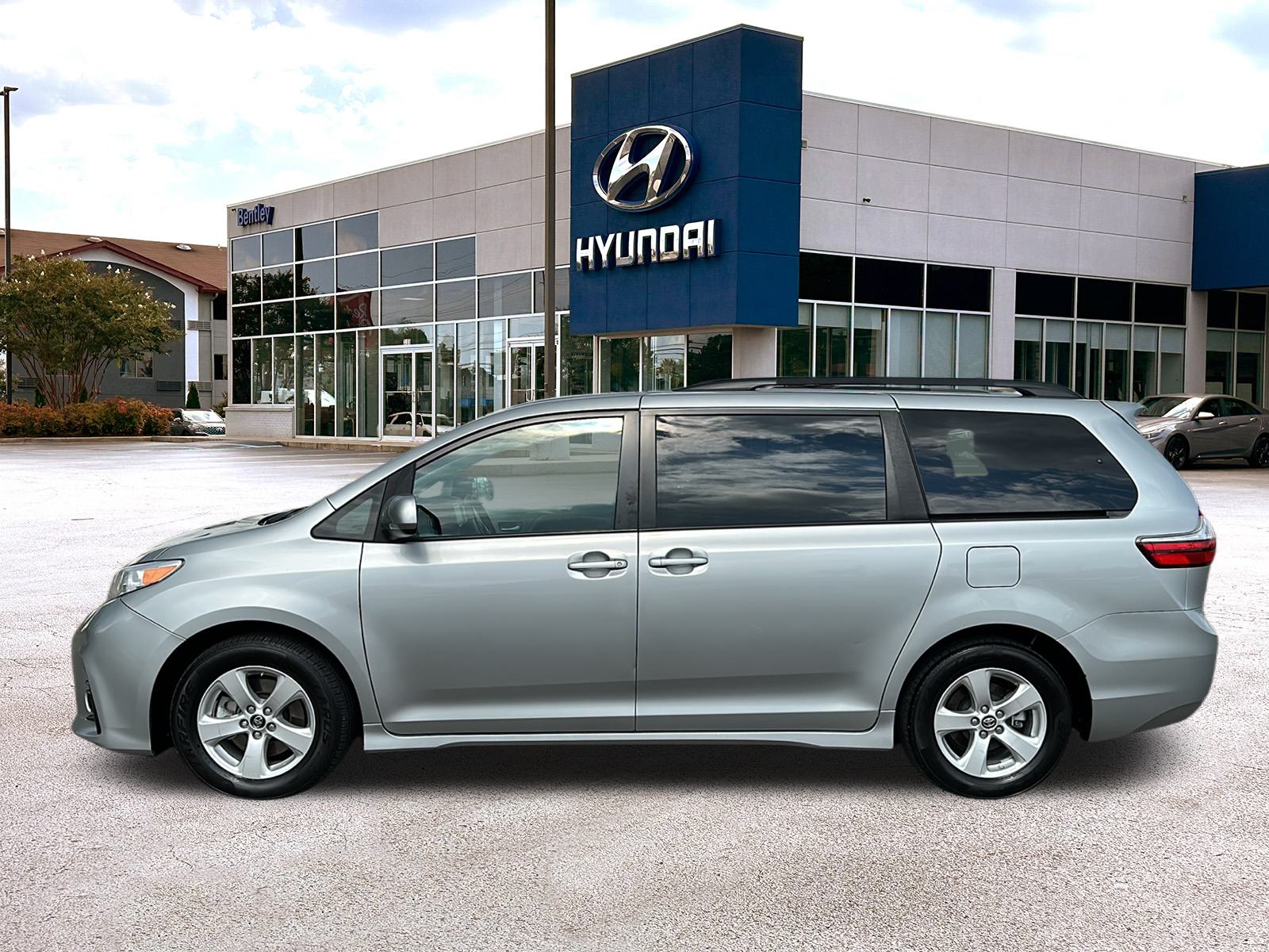 2019 Toyota Sienna LE 2