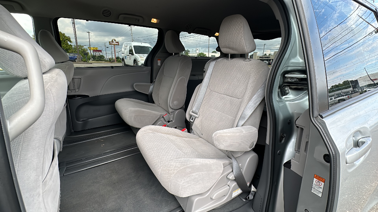 2019 Toyota Sienna LE 10