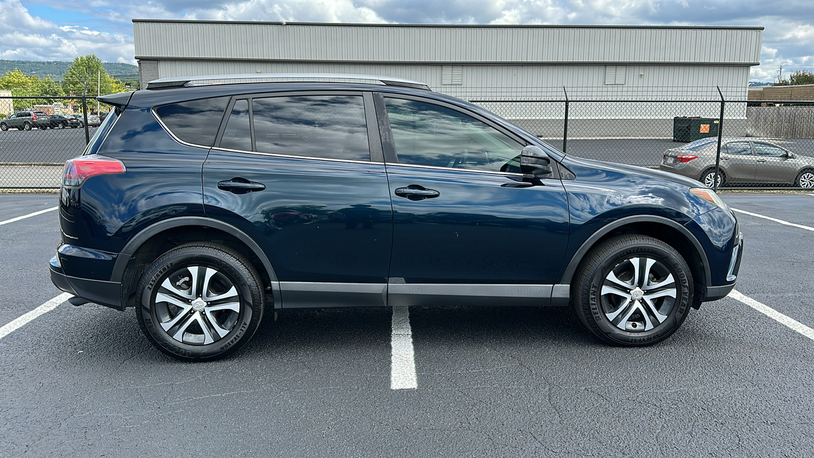 2017 Toyota RAV4 LE 5