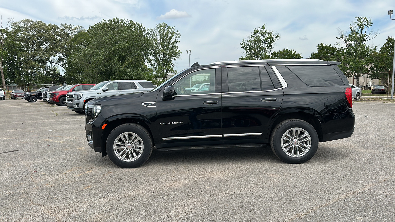 2023 GMC Yukon SLT 2