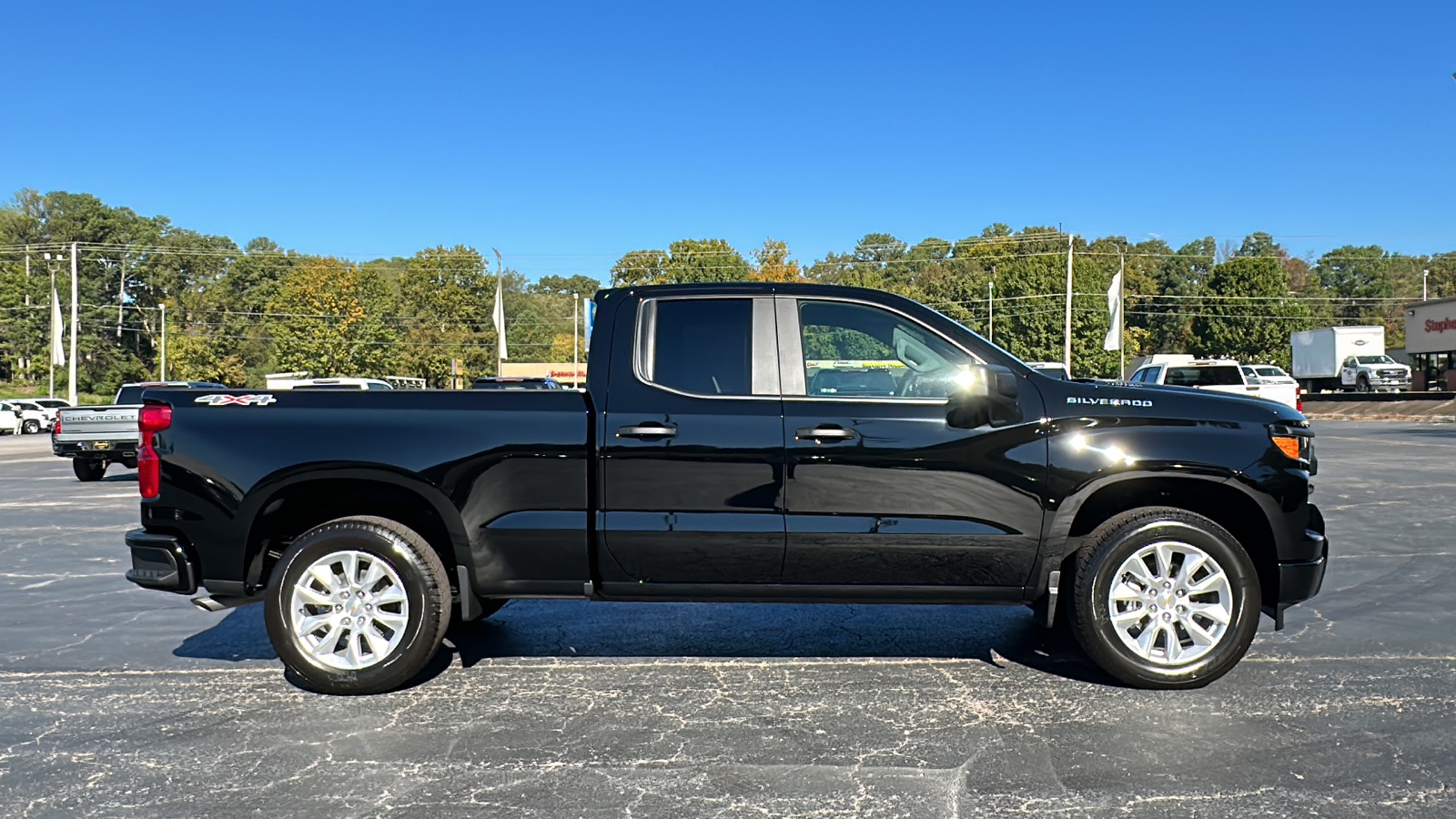 2025 Chevrolet Silverado Custom 18