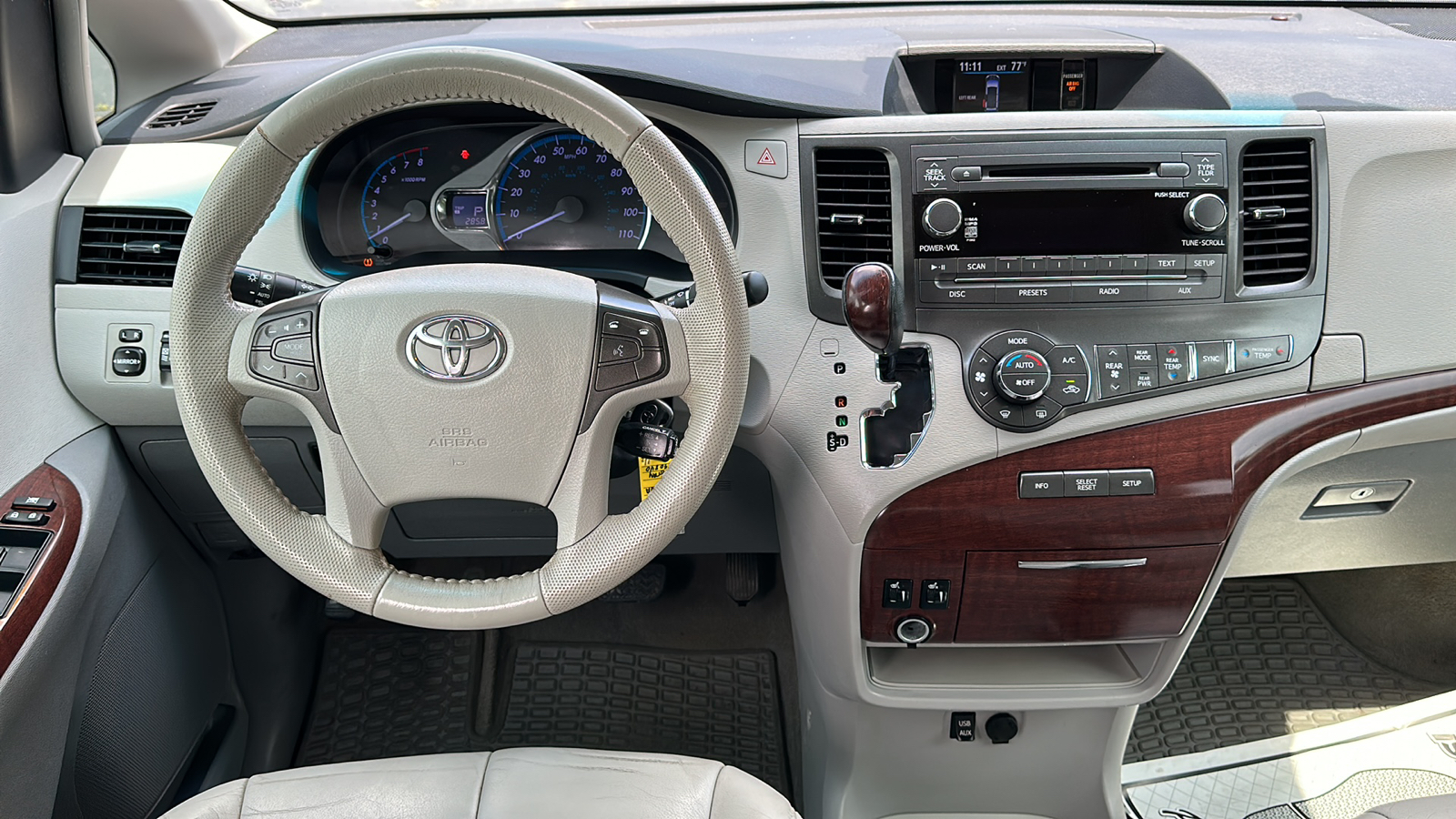 2014 Toyota Sienna XLE 12