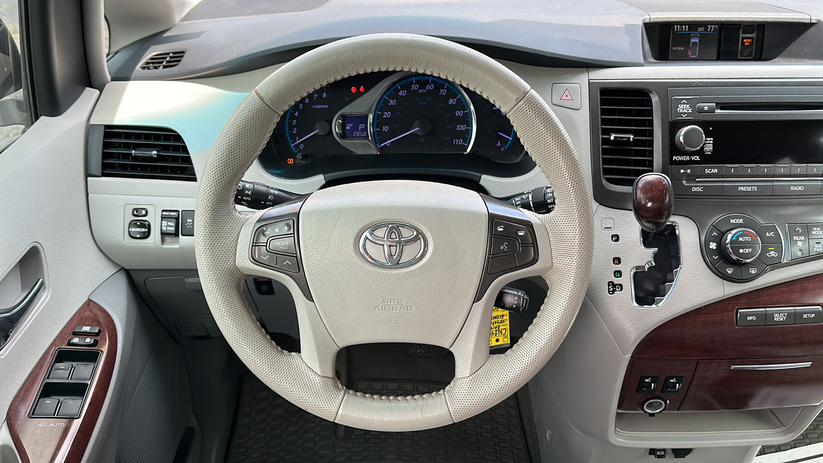 2014 Toyota Sienna XLE 13