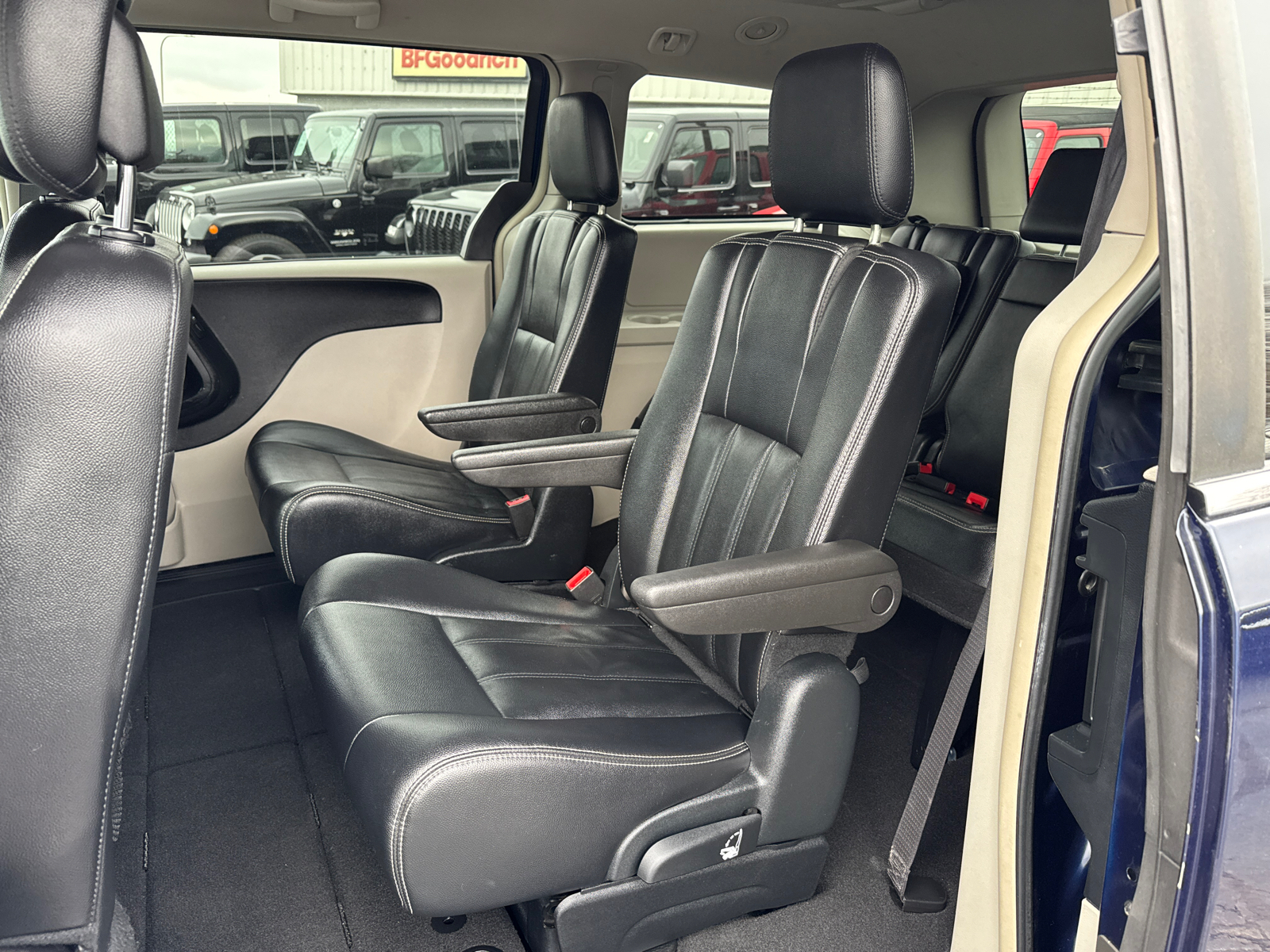 2016 CHRYSLER TOWN & COUNTRY Touring 7