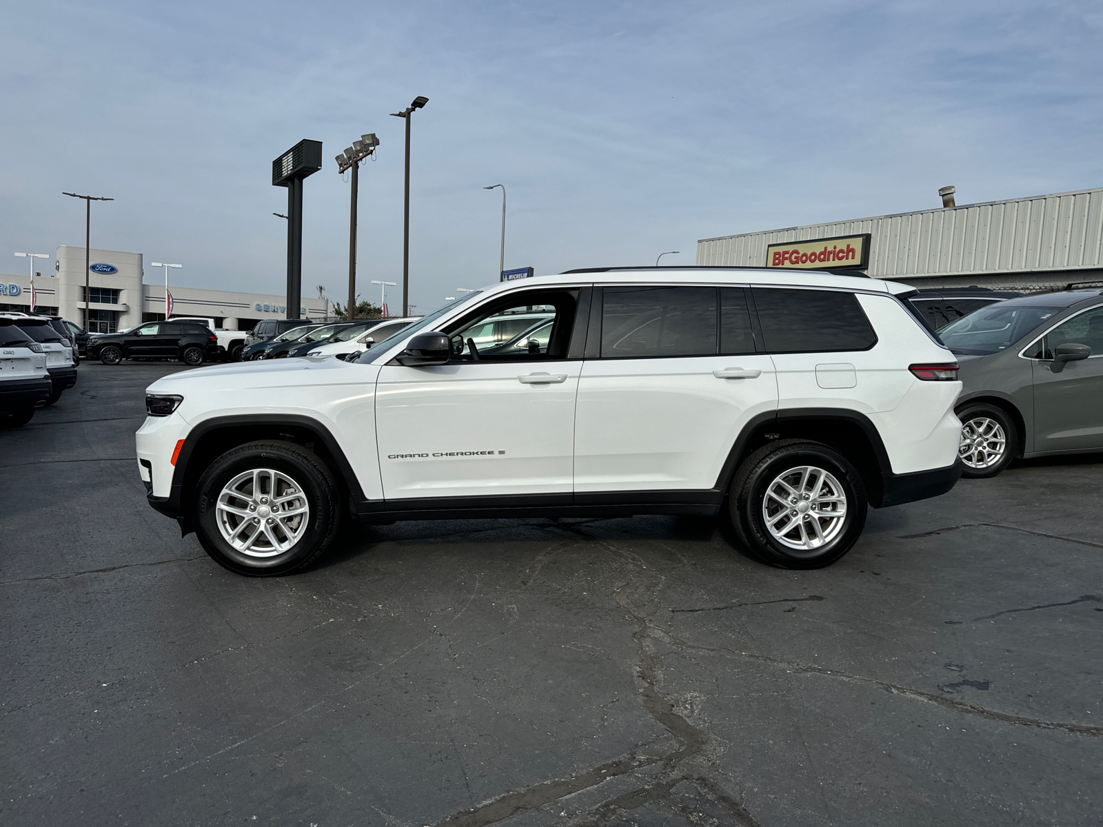 2023 JEEP GRAND CHEROKEE L Laredo 3