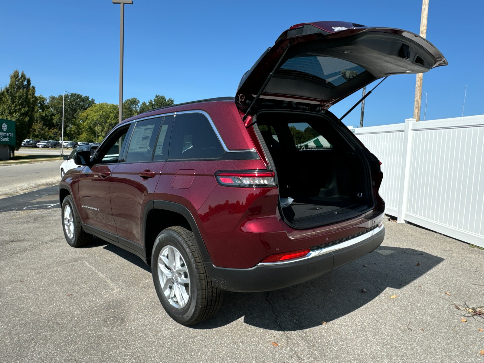 2024 JEEP GRAND CHEROKEE Laredo X 18