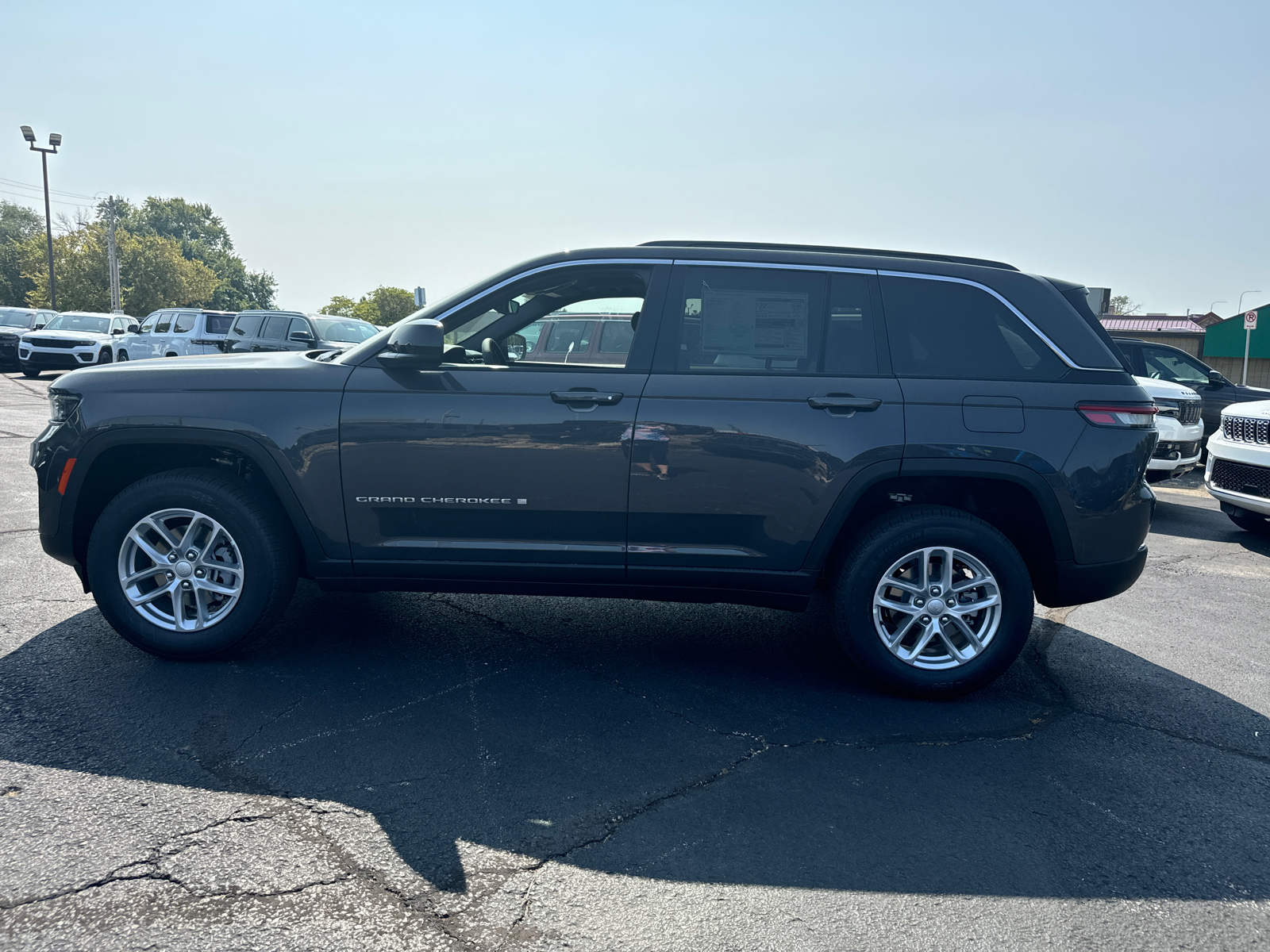 2024 JEEP GRAND CHEROKEE Laredo X 3