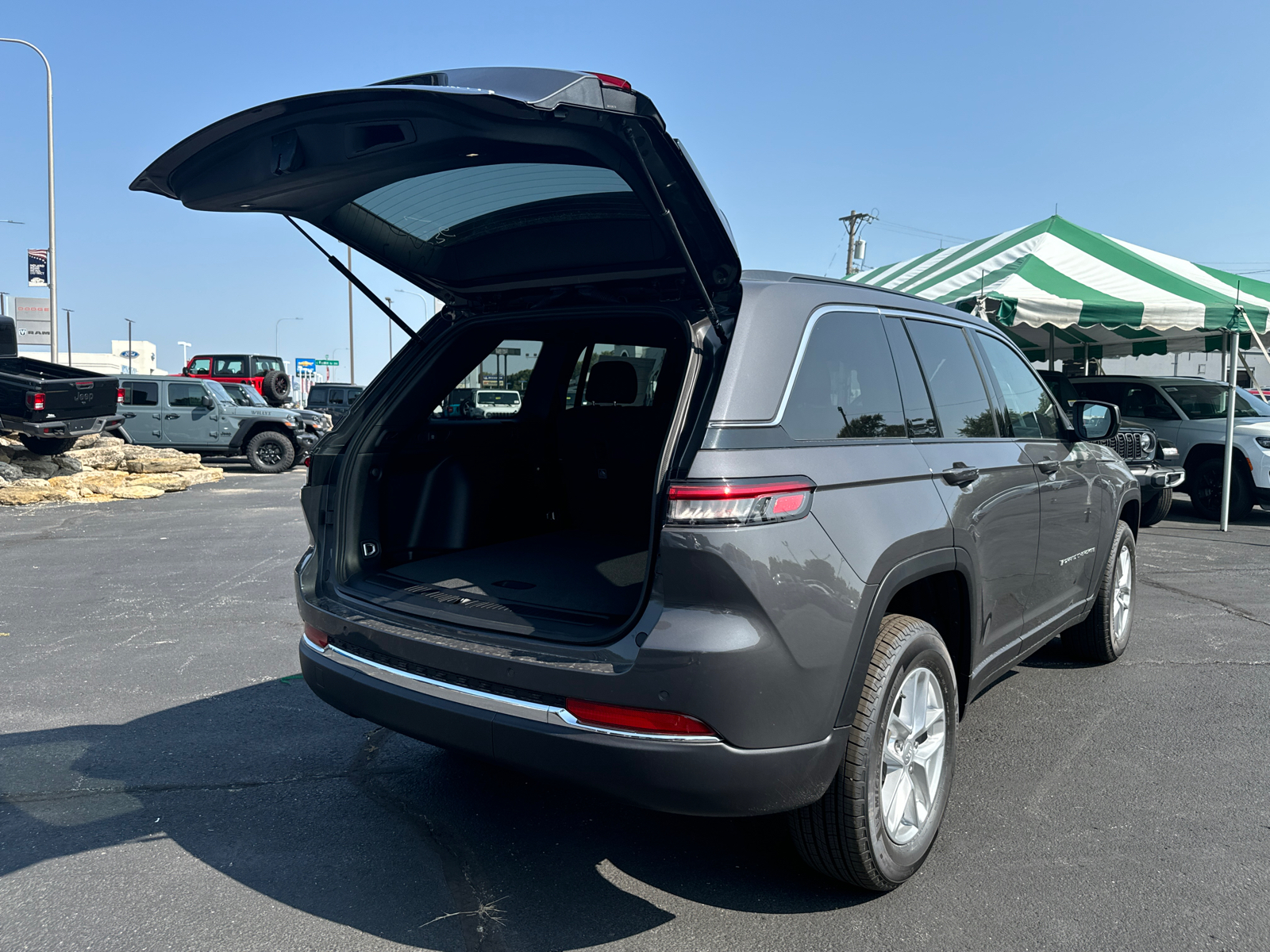 2024 JEEP GRAND CHEROKEE Laredo X 18