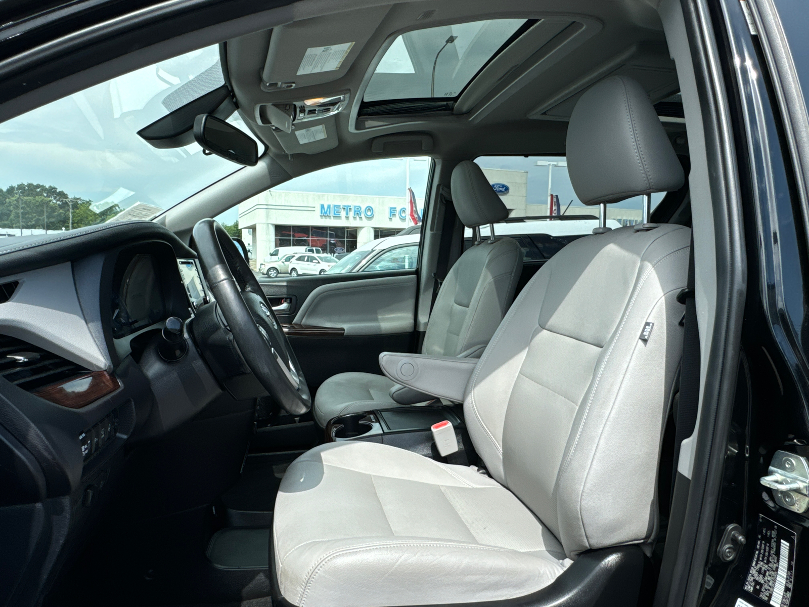 2020 TOYOTA SIENNA Limited Premium 9