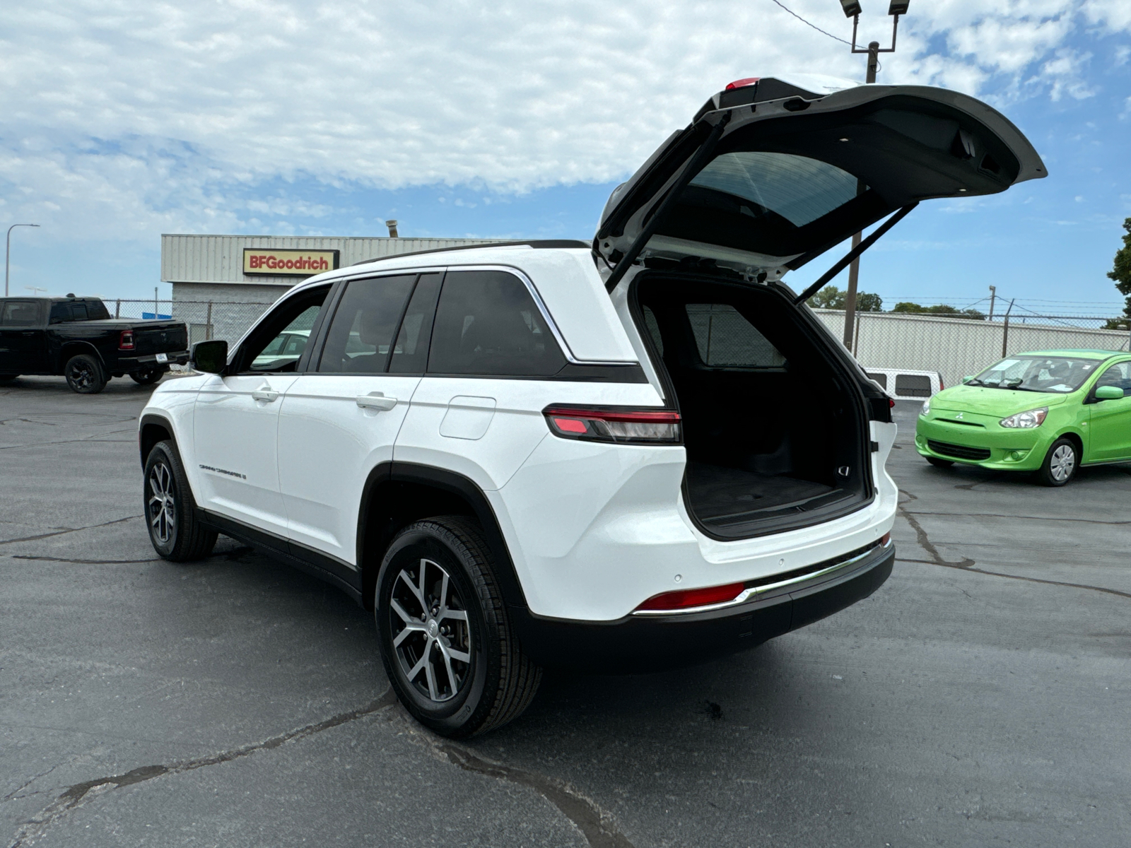 2023 JEEP GRAND CHEROKEE Limited 19