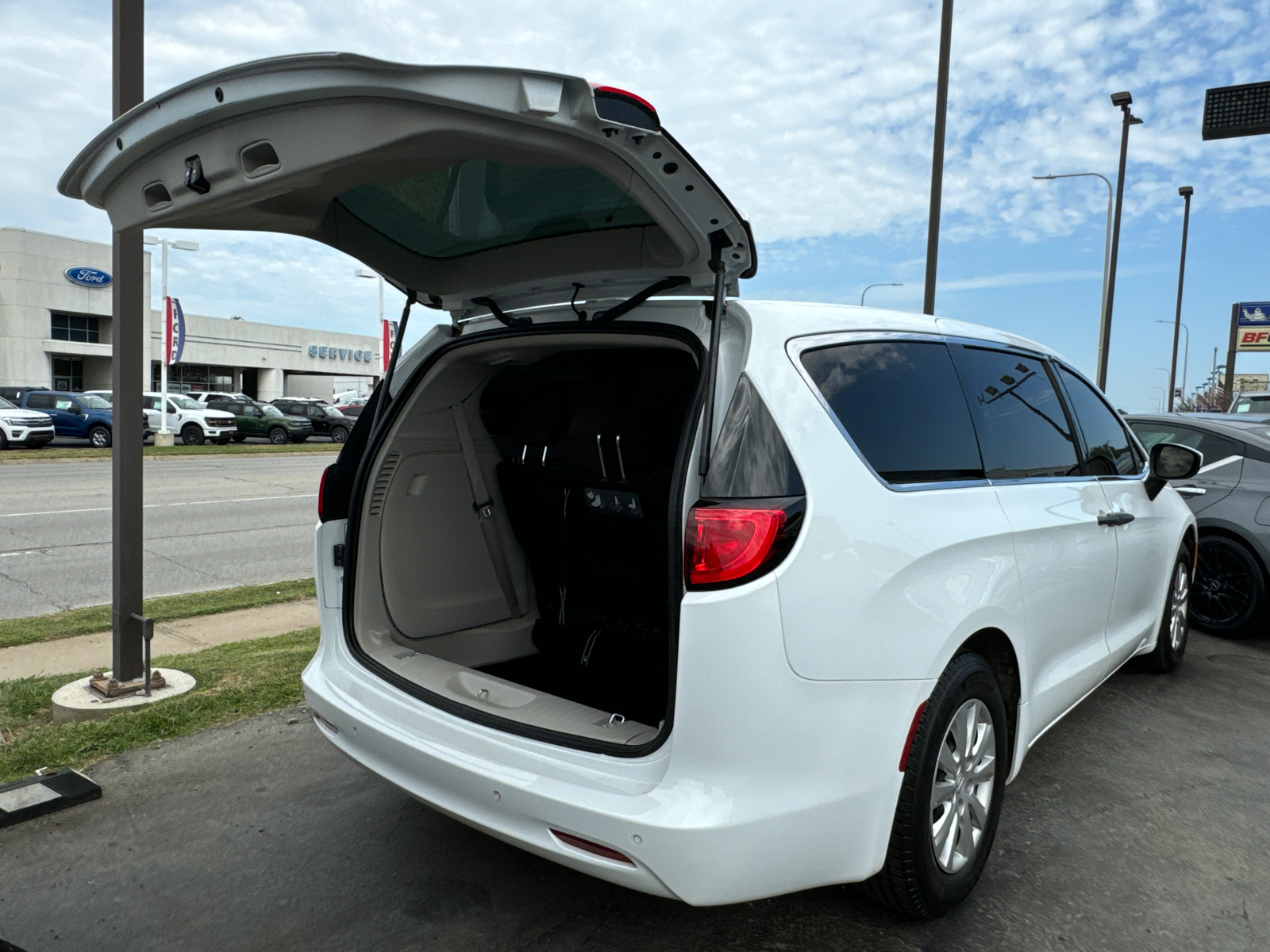 2020 CHRYSLER VOYAGER L 18