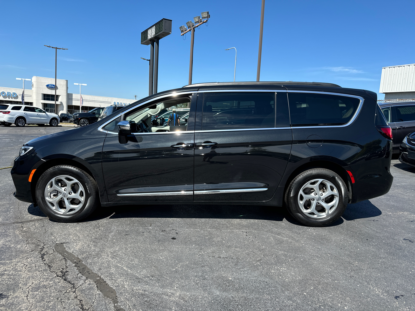 2023 CHRYSLER PACIFICA Limited 3