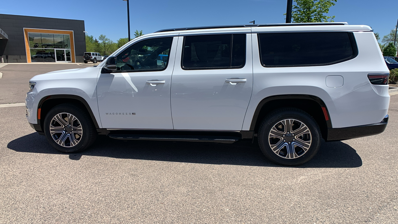 2024 Jeep Wagoneer L Base 12