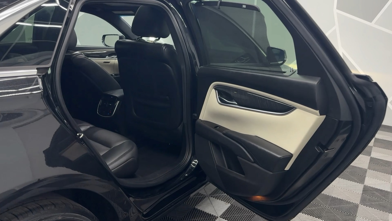 2015 Cadillac XTS Platinum Collection Sedan 4D 36