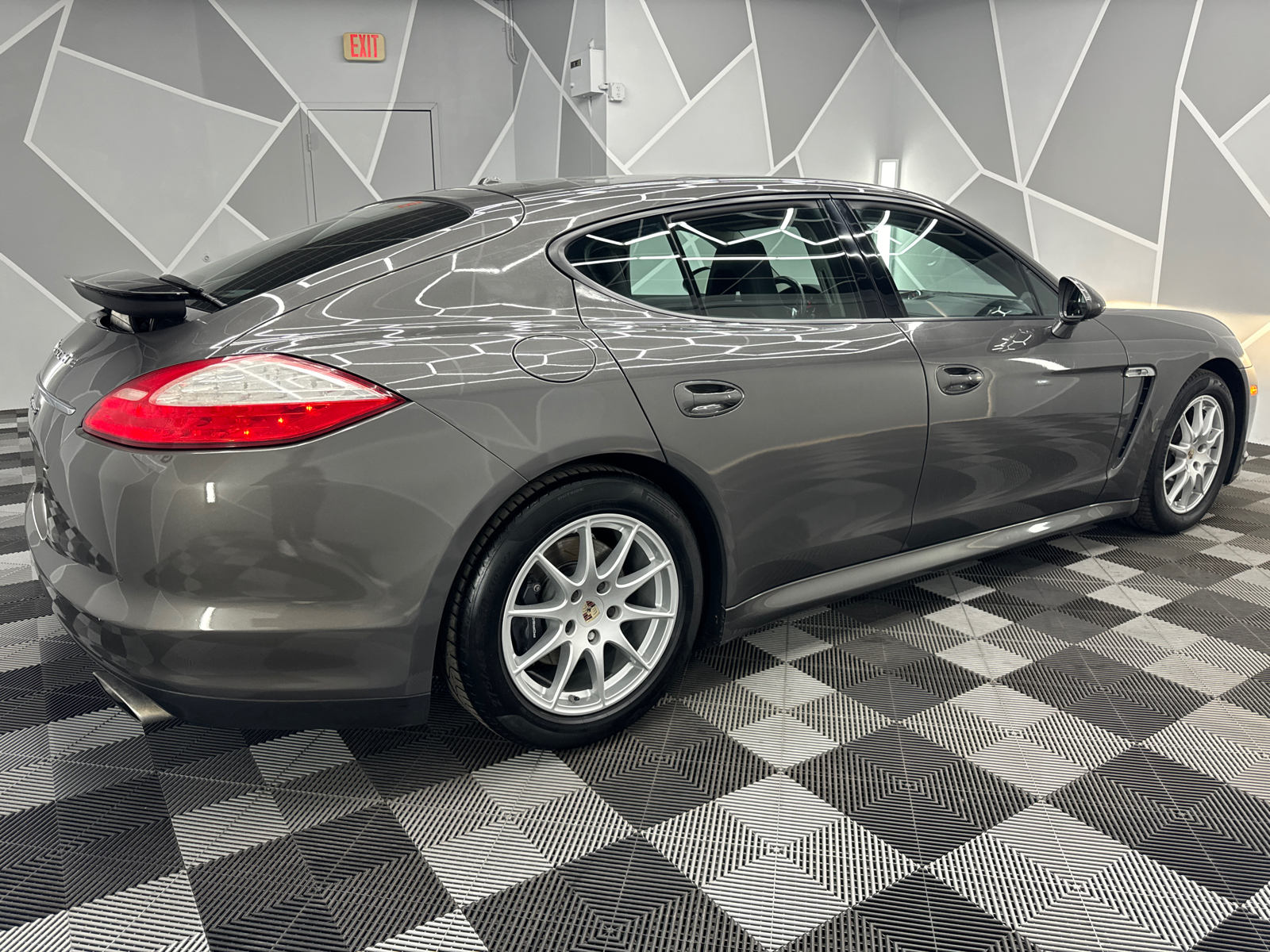 2013 Porsche Panamera 4 Sedan 4D 10