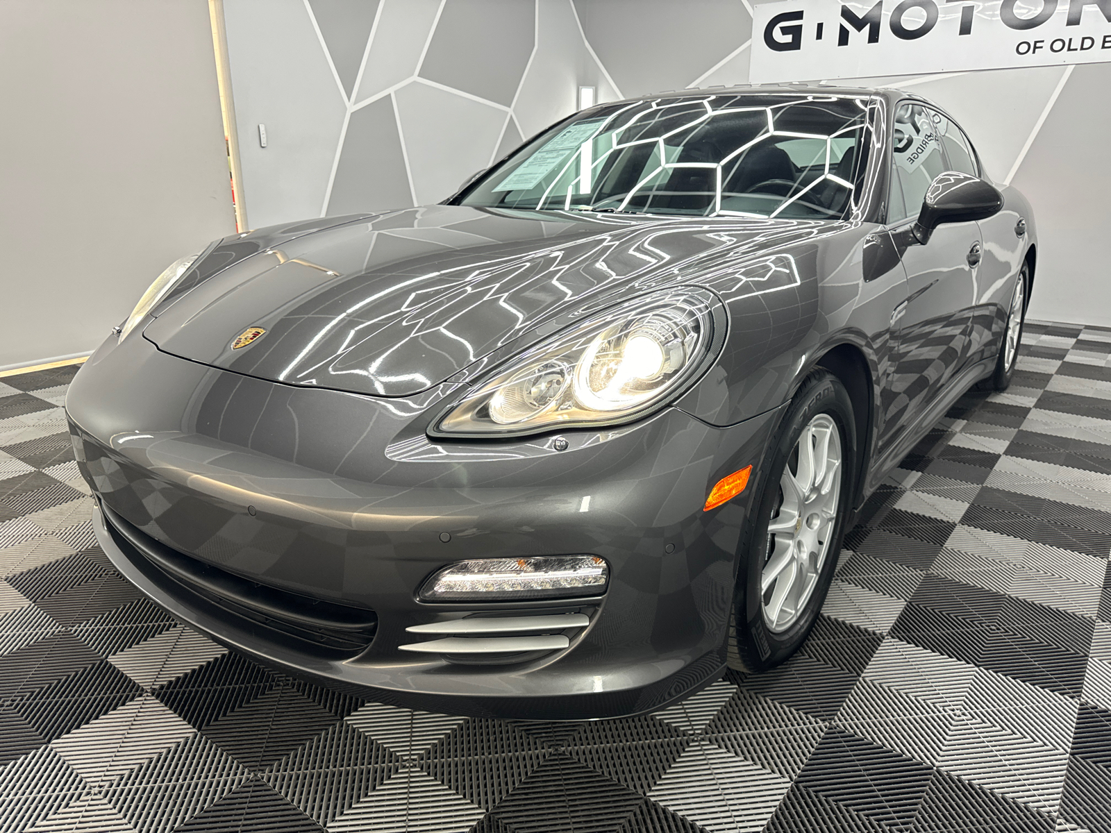 2013 Porsche Panamera 4 Sedan 4D 17