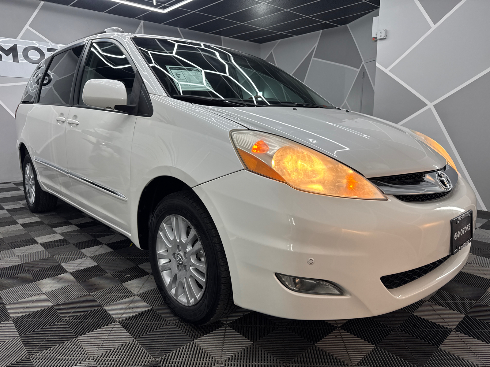 2010 Toyota Sienna XLE Limited Minivan 4D 13