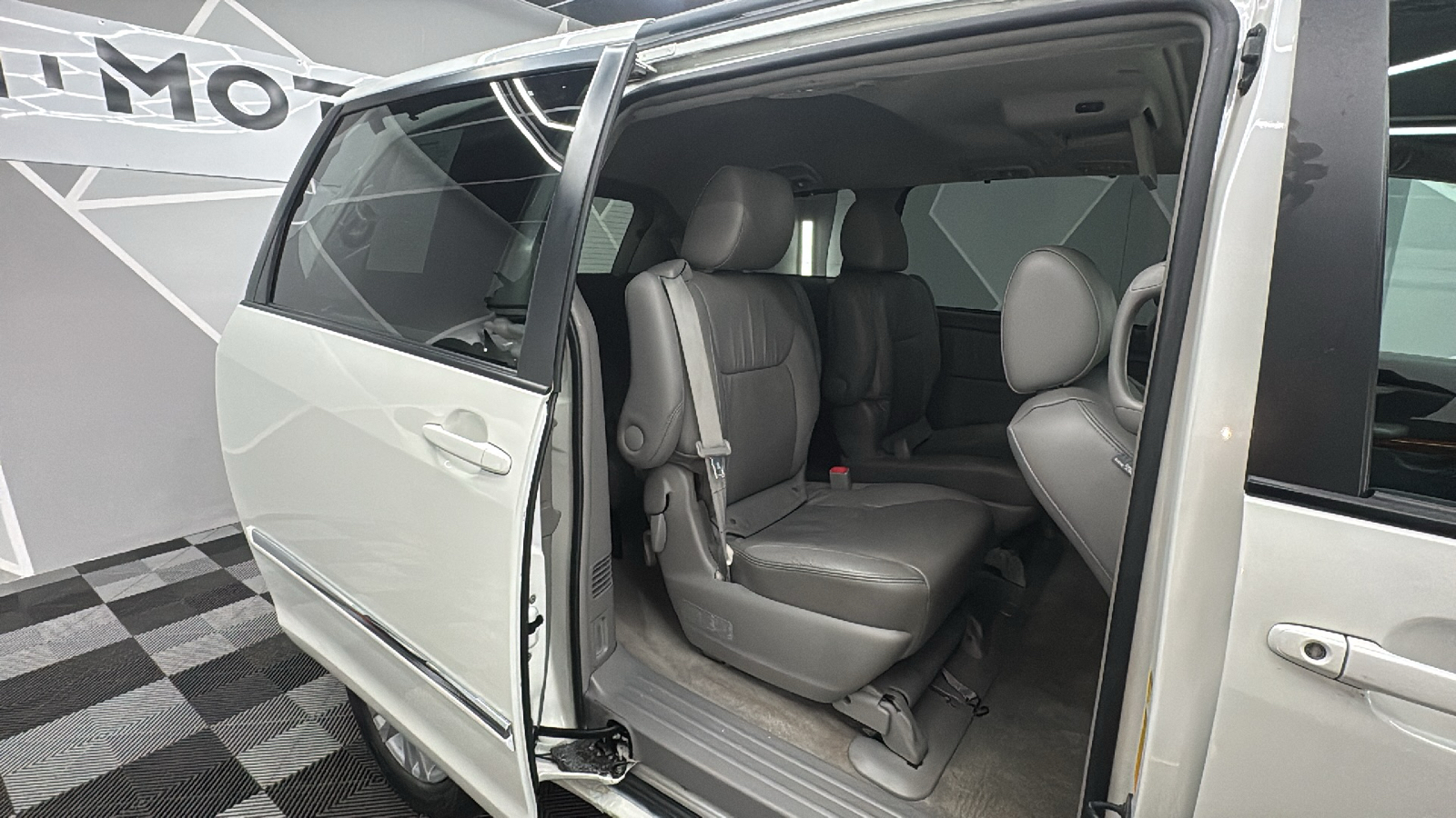 2010 Toyota Sienna XLE Limited Minivan 4D 23