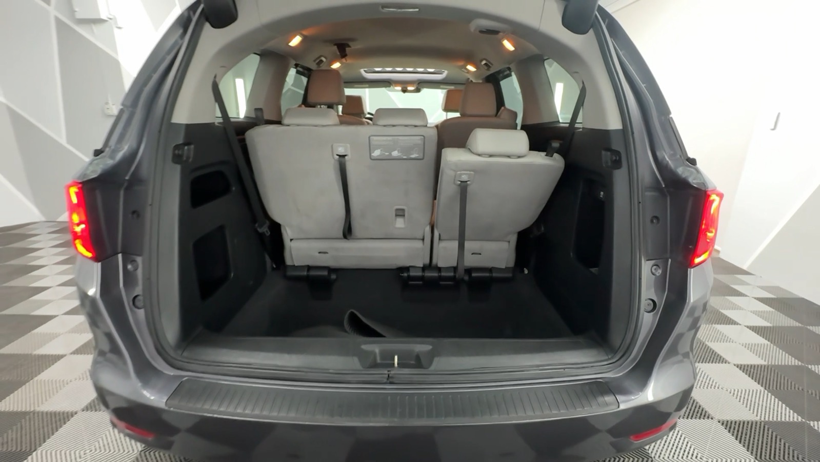 2020 Honda Odyssey EX-L w/Navigation & RES Minivan 4D 28