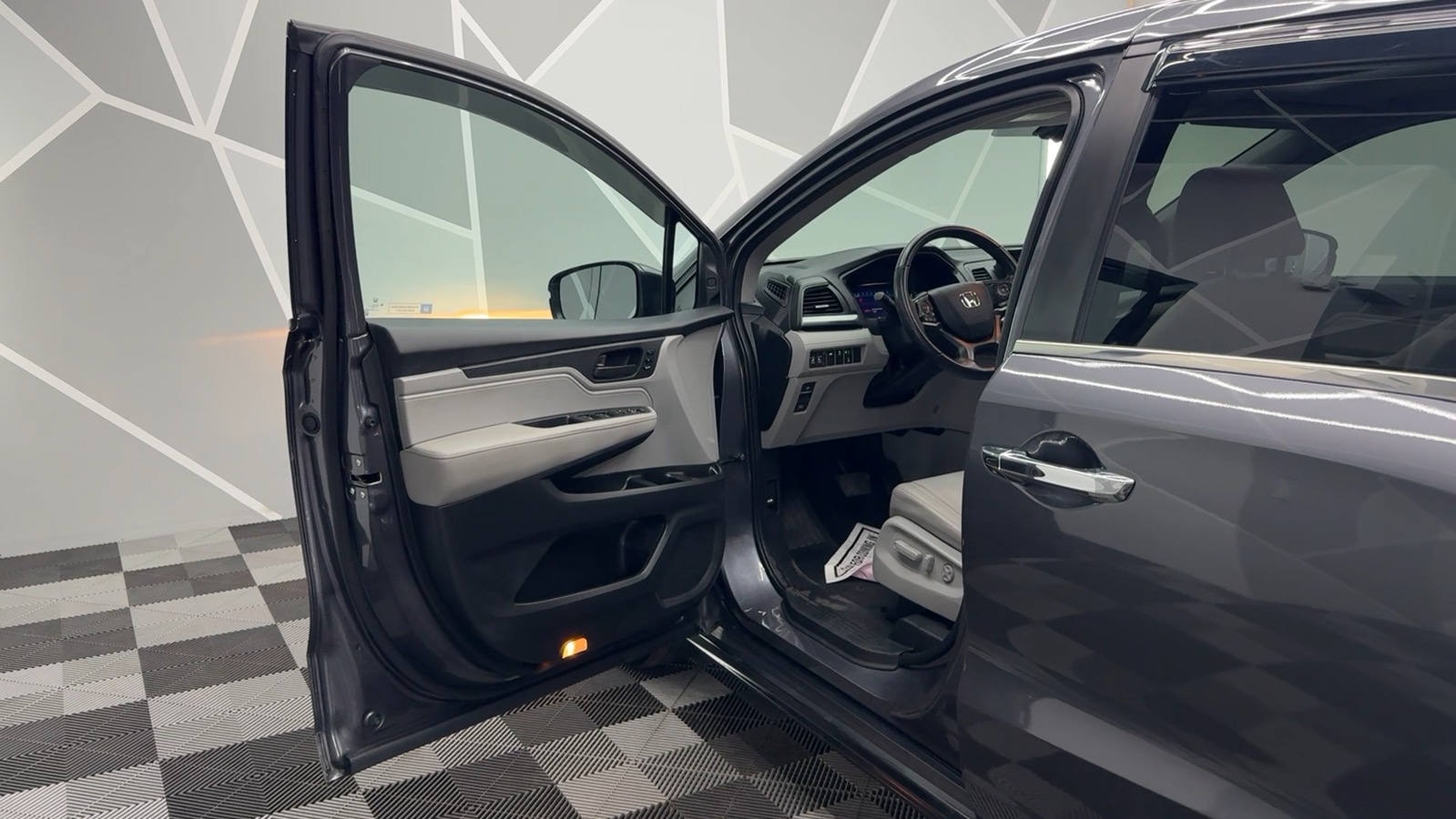 2020 Honda Odyssey EX-L w/Navigation & RES Minivan 4D 33