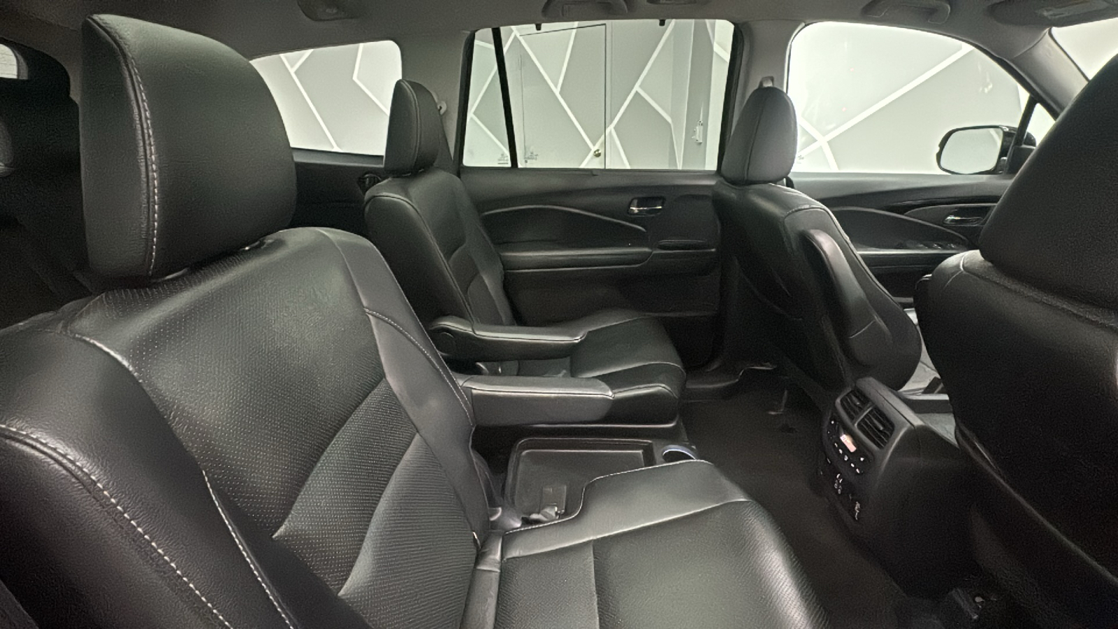 2019 Honda Pilot Elite Sport Utility 4D 25