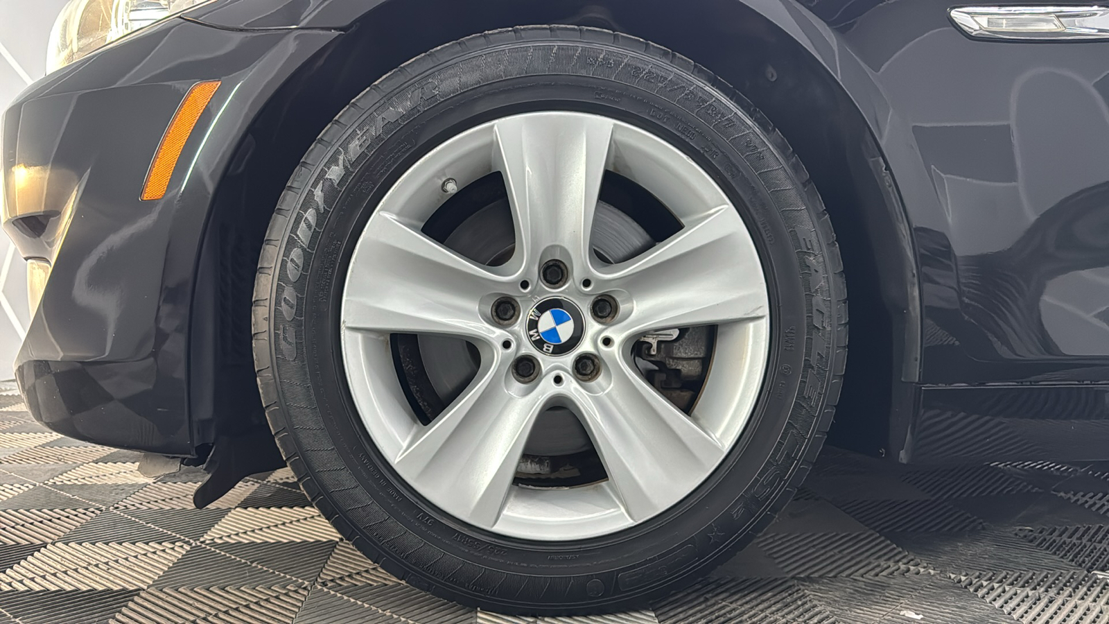 2013 BMW 5 Series 528i xDrive Sedan 4D 18