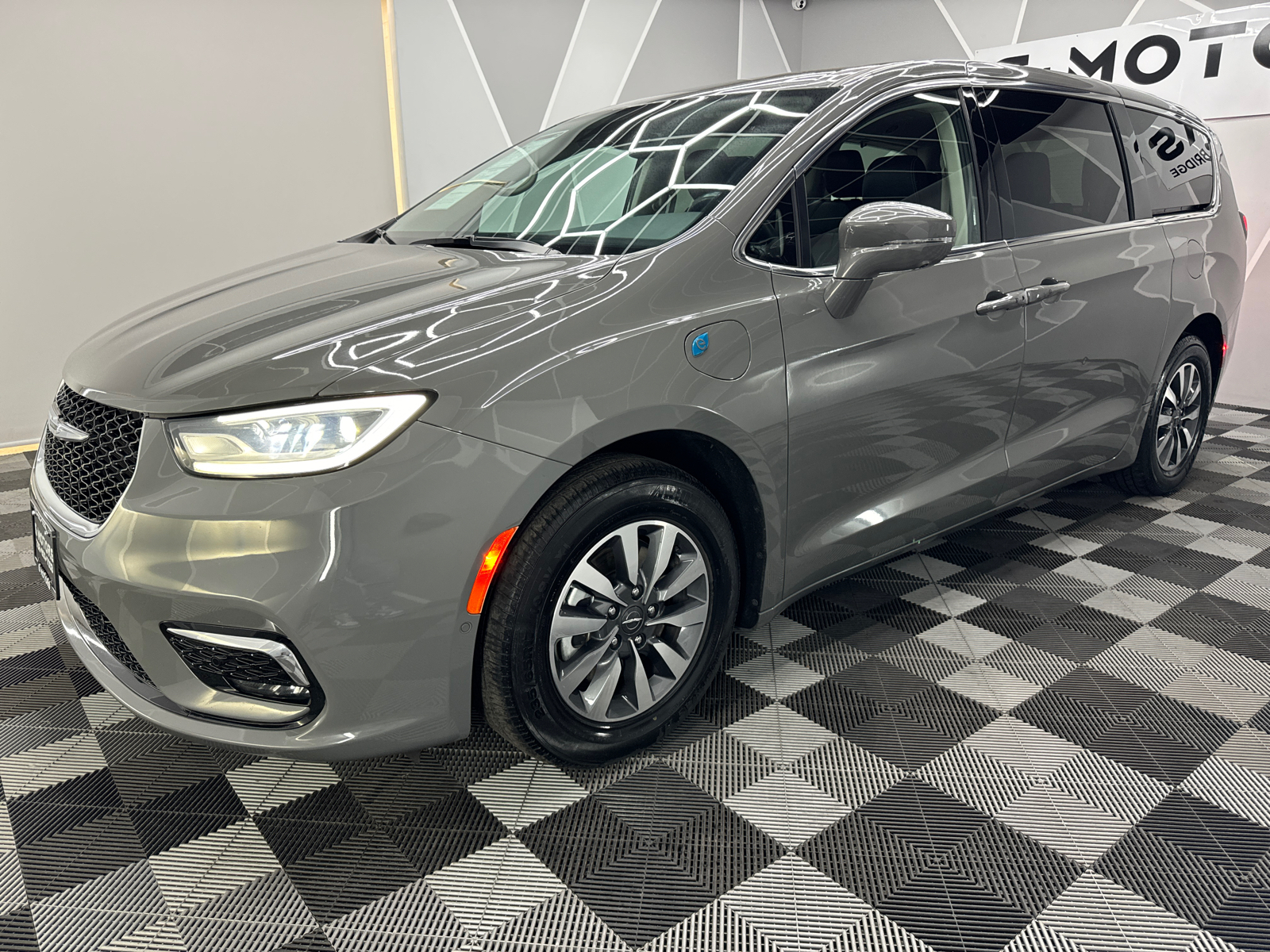 2022 Chrysler Pacifica Hybrid Touring L Van 4D 2