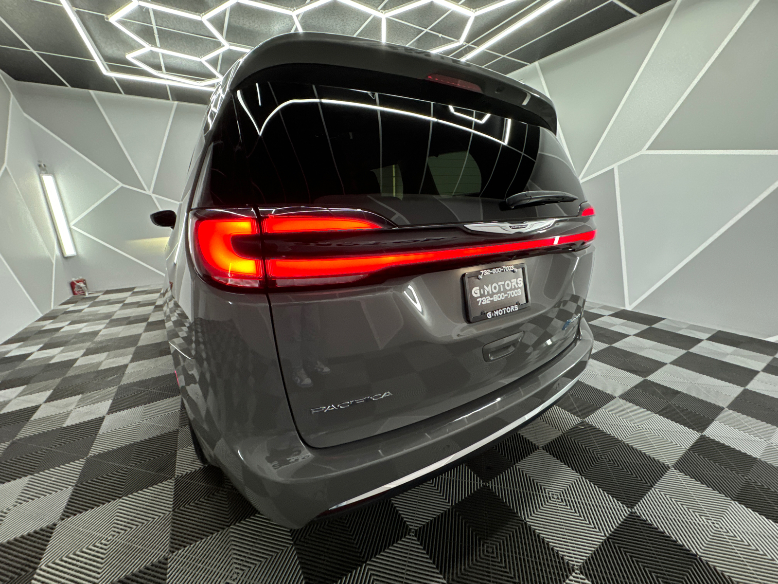 2022 Chrysler Pacifica Hybrid Touring L Van 4D 6