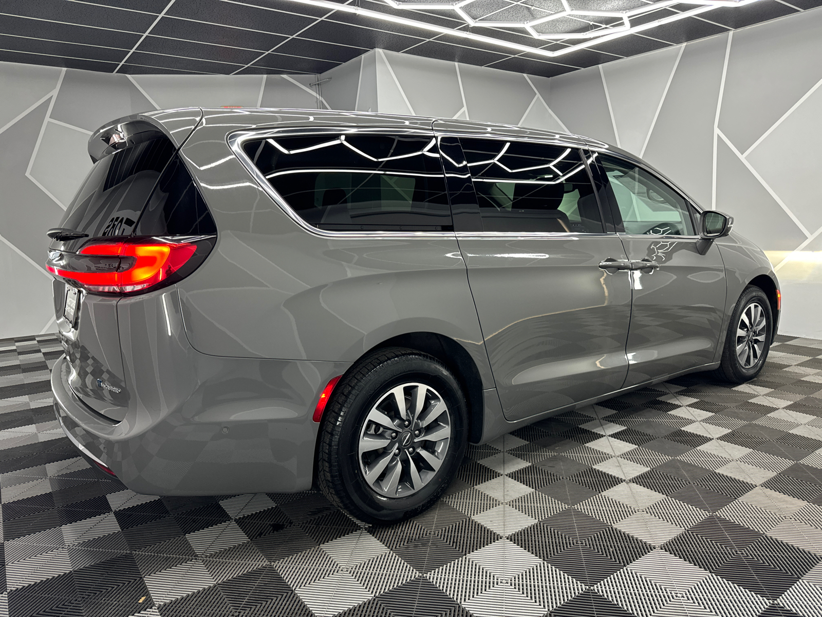 2022 Chrysler Pacifica Hybrid Touring L Van 4D 10