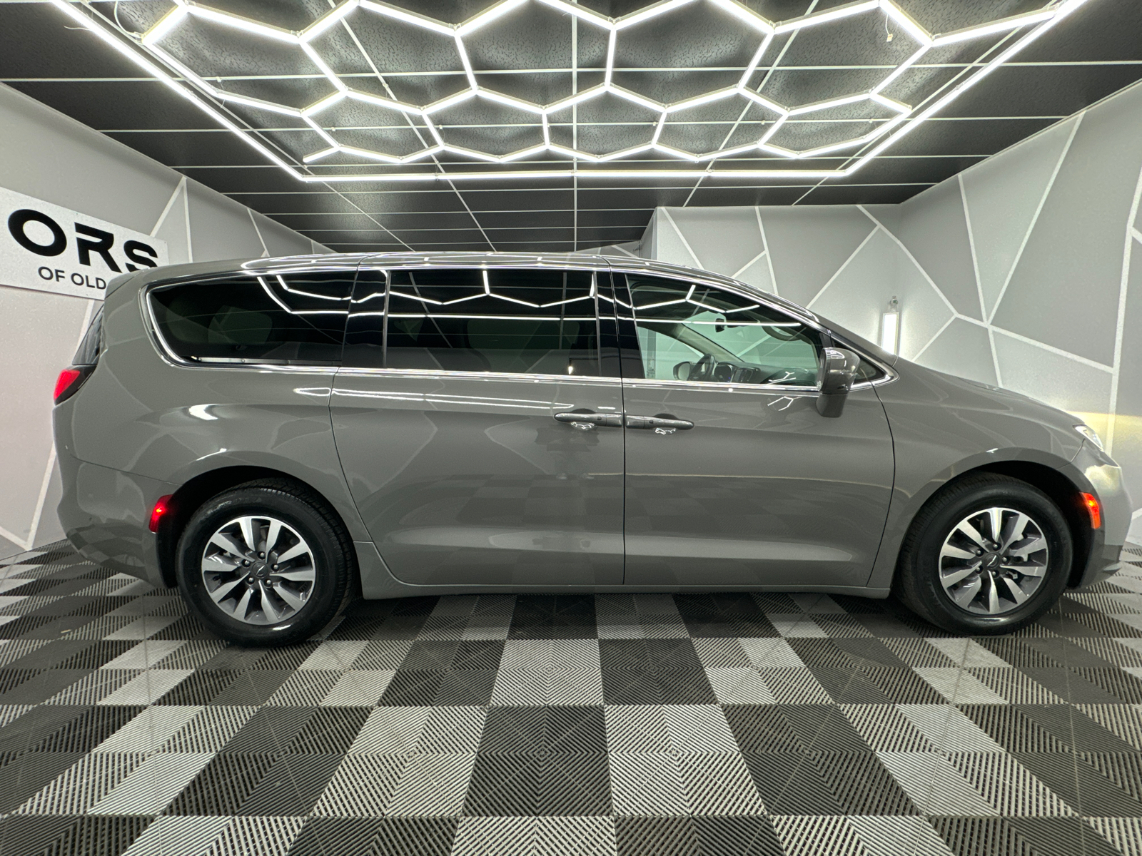 2022 Chrysler Pacifica Hybrid Touring L Van 4D 11