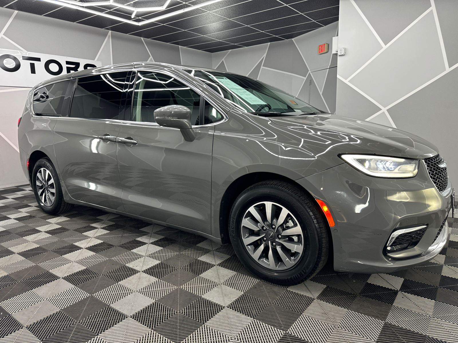 2022 Chrysler Pacifica Hybrid Touring L Van 4D 12