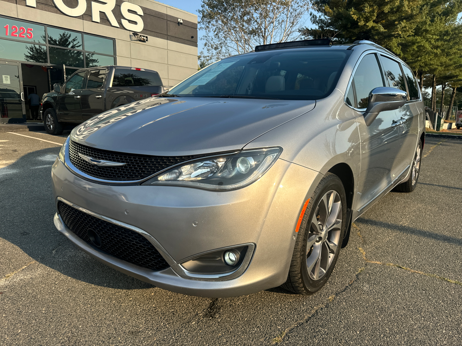 2018 Chrysler Pacifica Limited Minivan 4D 1