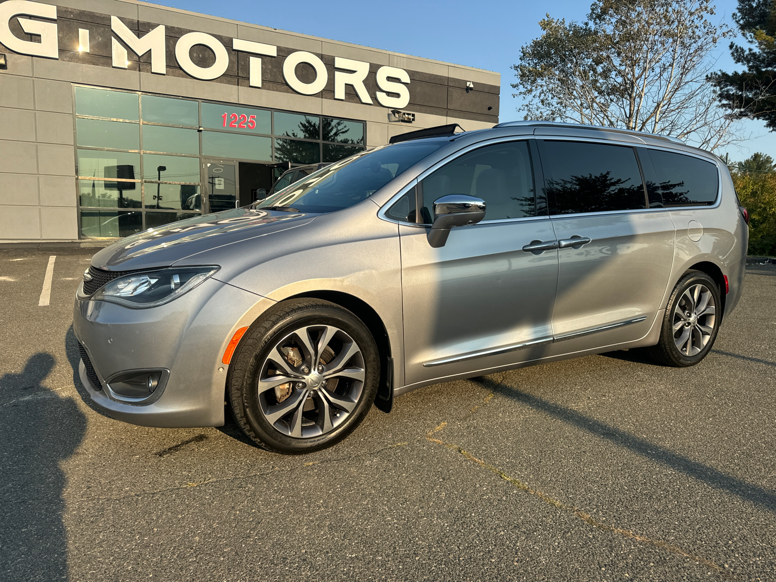 2018 Chrysler Pacifica Limited Minivan 4D 2