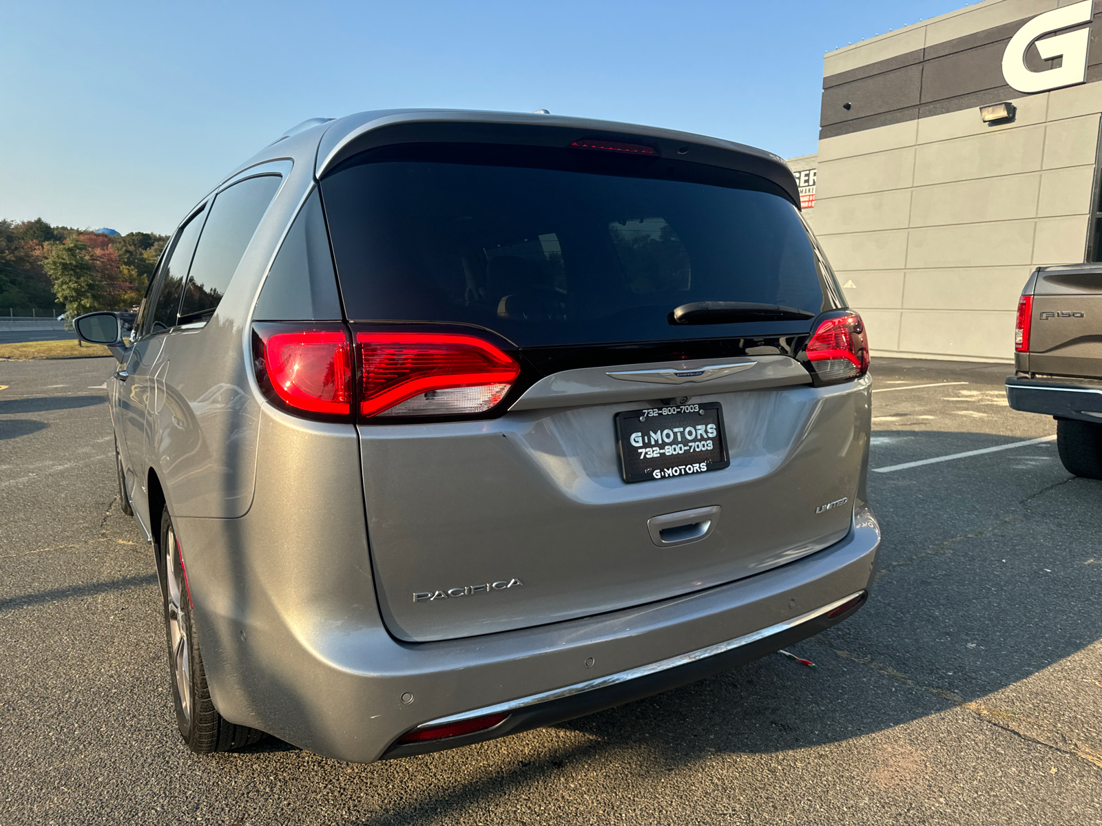 2018 Chrysler Pacifica Limited Minivan 4D 6