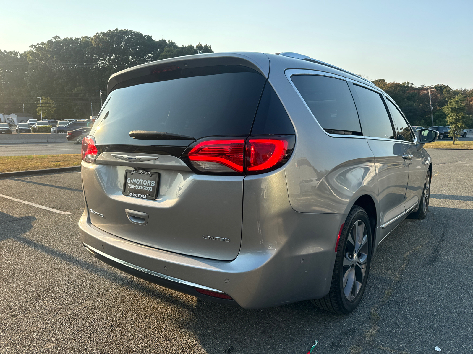 2018 Chrysler Pacifica Limited Minivan 4D 9