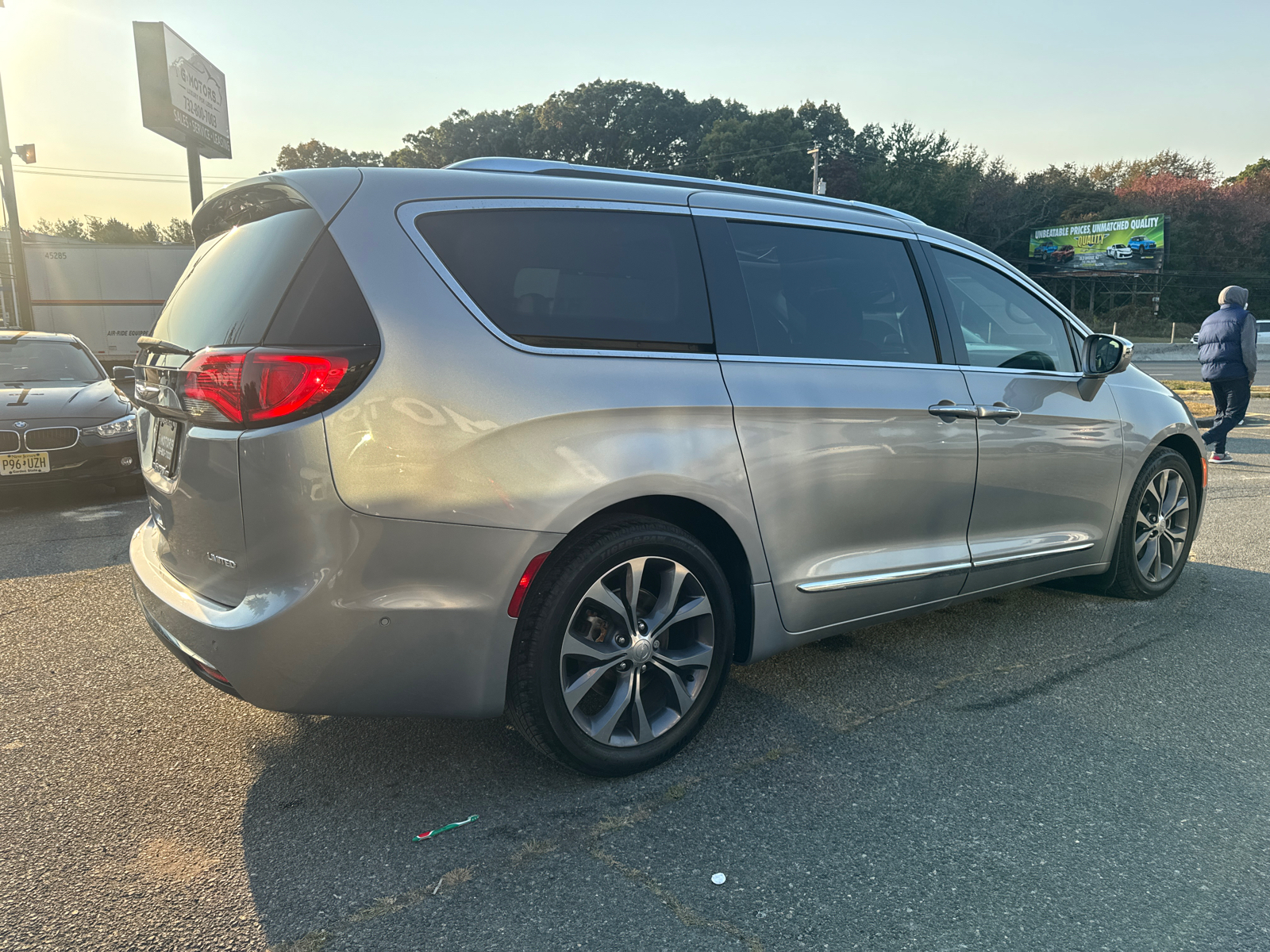 2018 Chrysler Pacifica Limited Minivan 4D 10