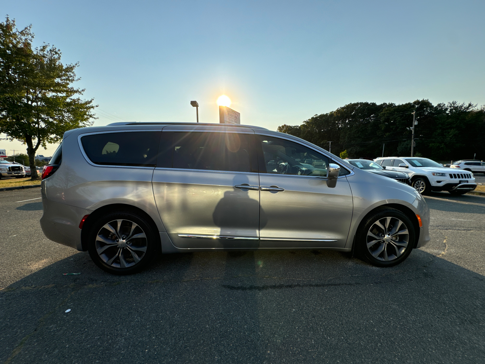 2018 Chrysler Pacifica Limited Minivan 4D 11