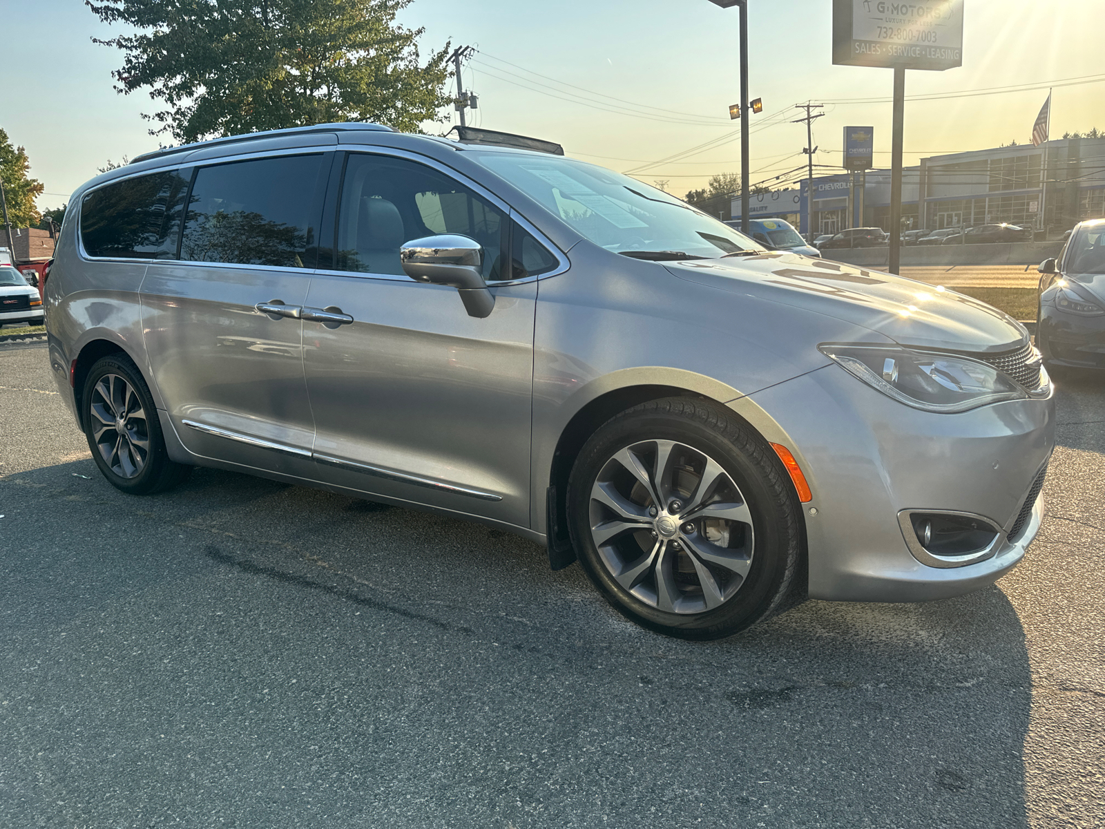 2018 Chrysler Pacifica Limited Minivan 4D 12